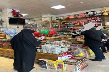 برگزاری گشت مشترک کارشناسان بهداشت محیط مرکز بهداشت شمال غرب یک در معیت نیروی انتظامی و تعزیرات جهت نظارت بر واحد های میوه و تره بار و قنادی ها ویژه شب یلدا